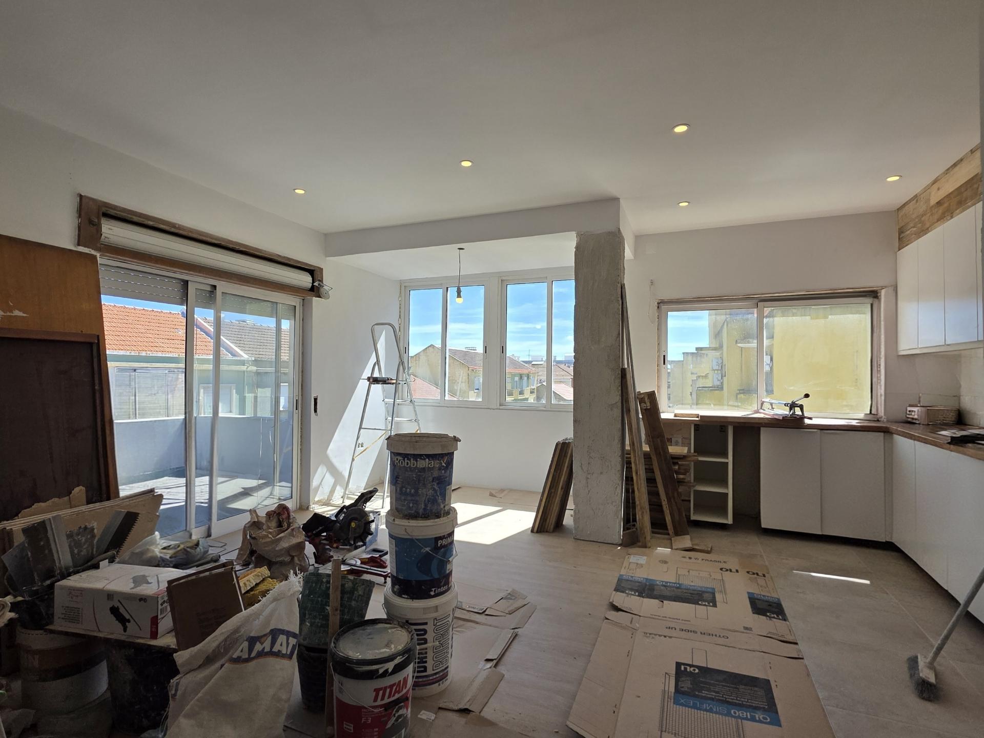 Apartamento T2 em Remodelação Total | 3 Varandas | Barreiro