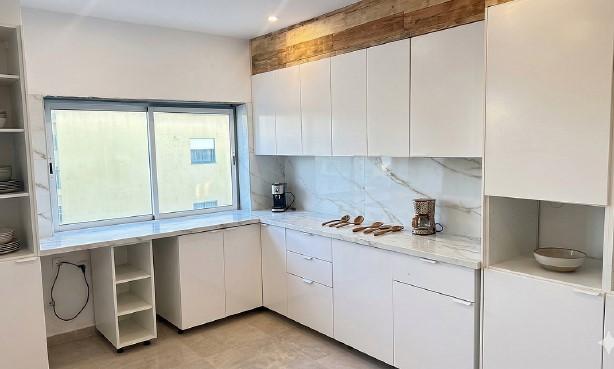 Apartamento T2 em Remodelação Total | 3 Varandas | Barreiro