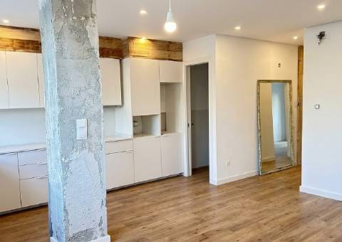 Apartamento T2 em Remodelação Total | 3 Varandas | Barreiro