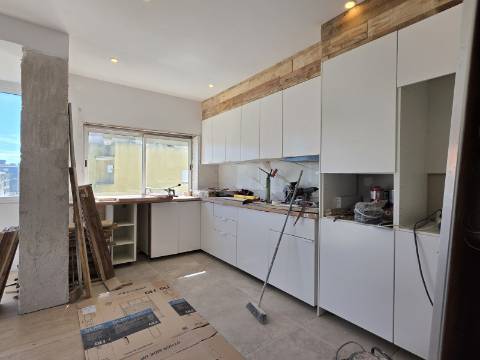 Apartamento T2 em Remodelação Total | 3 Varandas | Barreiro