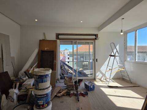 Apartamento T2 em Remodelação Total | 3 Varandas | Barreiro