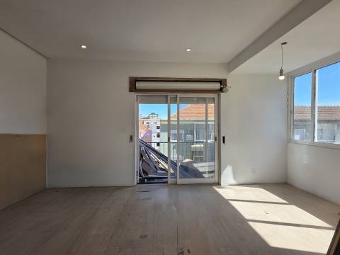 Apartamento T2 em Remodelação Total | 3 Varandas | Barreiro