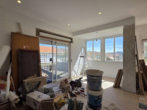 Apartamento T2 em Remodelação Total | 3 Varandas | Barreiro
