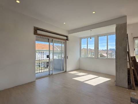 Apartamento T2 em Remodelação Total | 3 Varandas | Barreiro