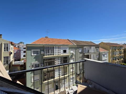 Apartamento T2 em Remodelação Total | 3 Varandas | Barreiro