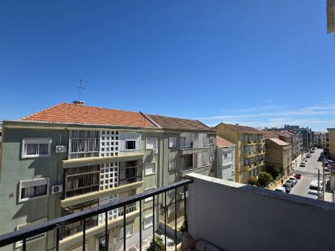 Apartamento T2 em Remodelação Total | 3 Varandas | Barreiro