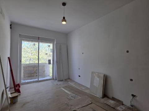 Apartamento T2 em Remodelação Total | 3 Varandas | Barreiro