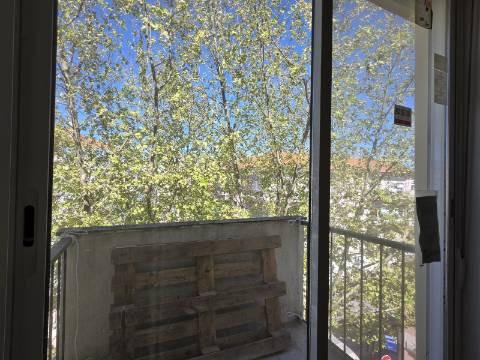 Apartamento T2 em Remodelação Total | 3 Varandas | Barreiro