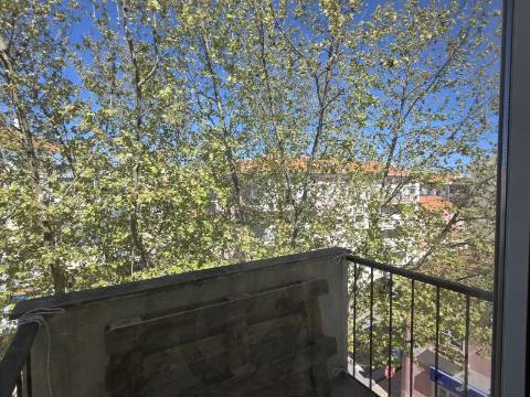 Apartamento T2 em Remodelação Total | 3 Varandas | Barreiro