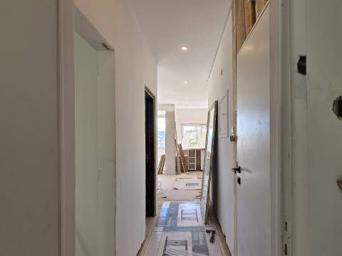 Apartamento T2 em Remodelação Total | 3 Varandas | Barreiro