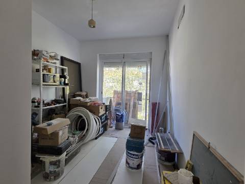 Apartamento T2 em Remodelação Total | 3 Varandas | Barreiro