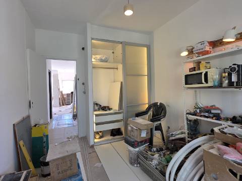 Apartamento T2 em Remodelação Total | 3 Varandas | Barreiro