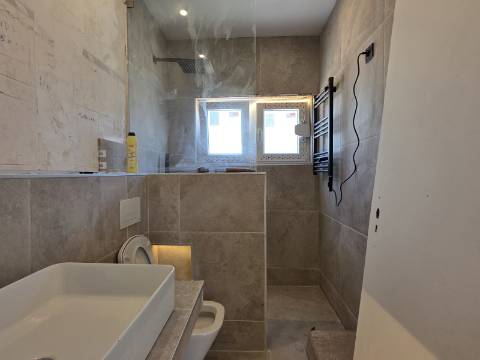 Apartamento T2 em Remodelação Total | 3 Varandas | Barreiro