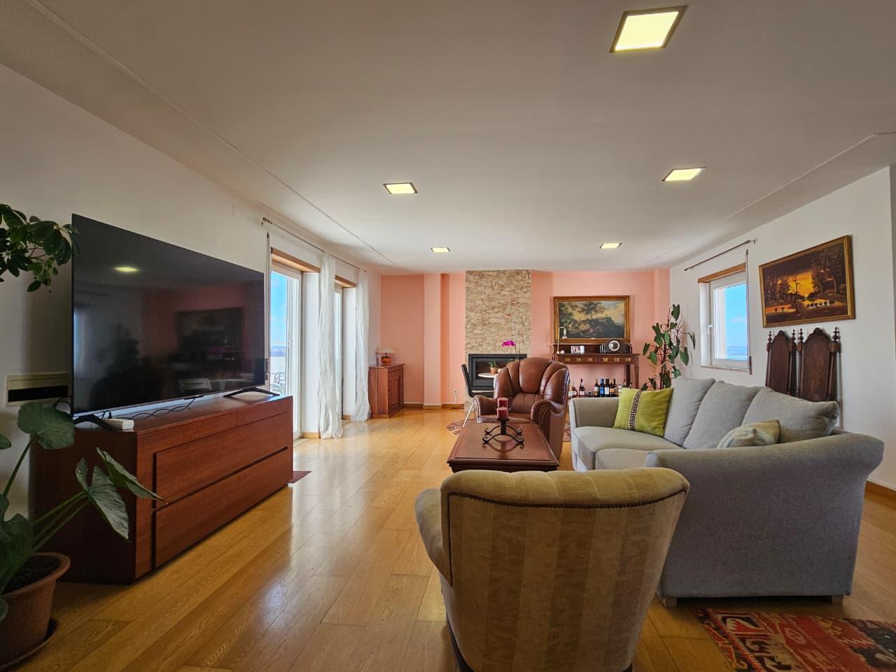 Duplex mobilado, T3 sendo 2 suítes em Avenida Bocage, no Barreiro