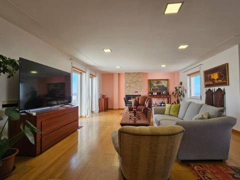 Duplex mobilado, T3 sendo 2 suítes em Avenida Bocage, no Barreiro