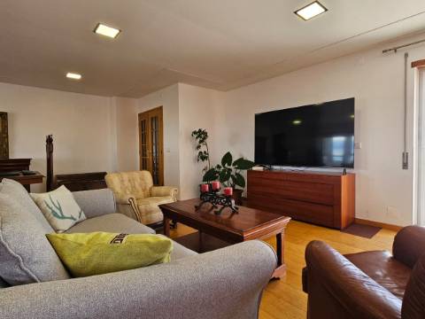 Duplex mobilado, T3 sendo 2 suítes em Avenida Bocage, no Barreiro