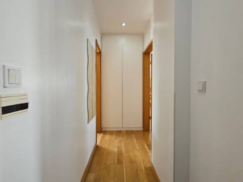 Duplex mobilado, T3 sendo 2 suítes em Avenida Bocage, no Barreiro