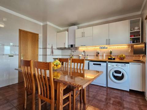 Duplex mobilado, T3 sendo 2 suítes em Avenida Bocage, no Barreiro