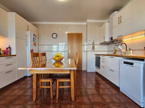 Duplex mobilado, T3 sendo 2 suítes em Avenida Bocage, no Barreiro