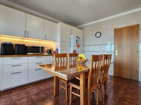 Duplex mobilado, T3 sendo 2 suítes em Avenida Bocage, no Barreiro