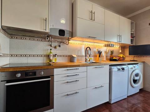 Duplex mobilado, T3 sendo 2 suítes em Avenida Bocage, no Barreiro