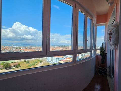 Duplex mobilado, T3 sendo 2 suítes em Avenida Bocage, no Barreiro
