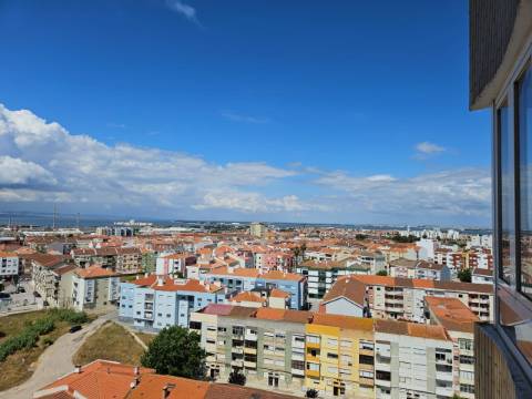 Duplex mobilado, T3 sendo 2 suítes em Avenida Bocage, no Barreiro