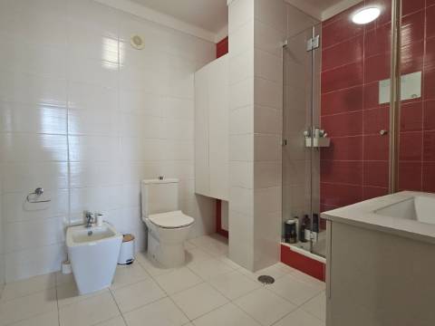 Duplex mobilado, T3 sendo 2 suítes em Avenida Bocage, no Barreiro
