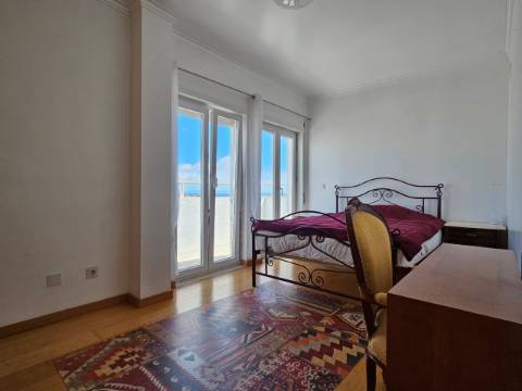 Duplex mobilado, T3 sendo 2 suítes em Avenida Bocage, no Barreiro