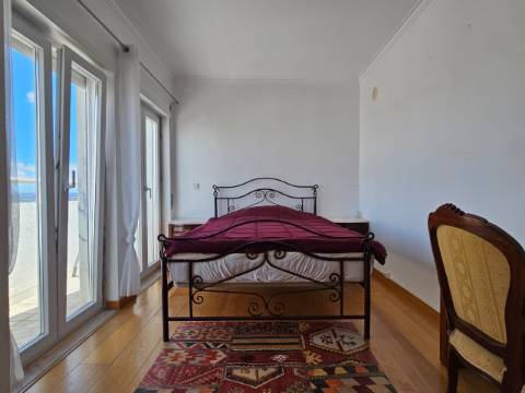 Duplex mobilado, T3 sendo 2 suítes em Avenida Bocage, no Barreiro