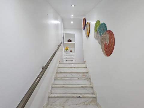 Duplex mobilado, T3 sendo 2 suítes em Avenida Bocage, no Barreiro