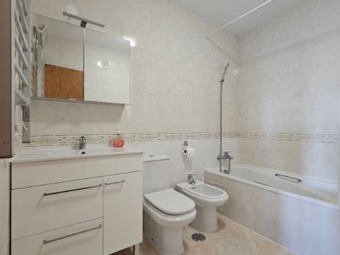Duplex mobilado, T3 sendo 2 suítes em Avenida Bocage, no Barreiro