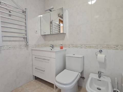 Duplex mobilado, T3 sendo 2 suítes em Avenida Bocage, no Barreiro