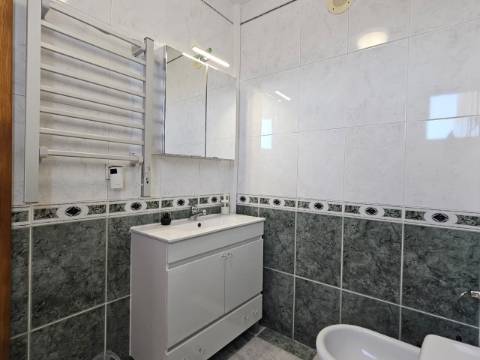 Duplex mobilado, T3 sendo 2 suítes em Avenida Bocage, no Barreiro