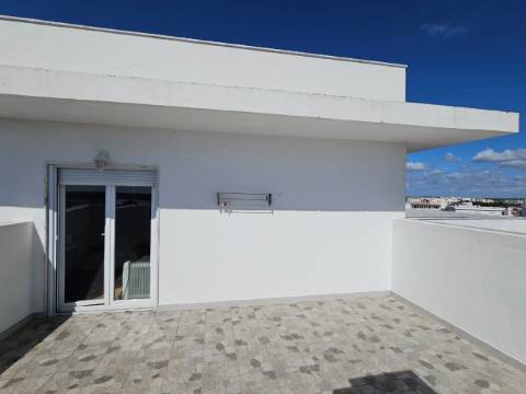 Duplex mobilado, T3 sendo 2 suítes em Avenida Bocage, no Barreiro