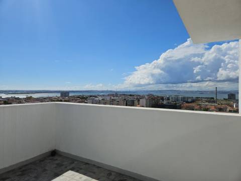 Duplex mobilado, T3 sendo 2 suítes em Avenida Bocage, no Barreiro