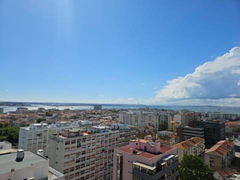 Duplex mobilado, T3 sendo 2 suítes em Avenida Bocage, no Barreiro