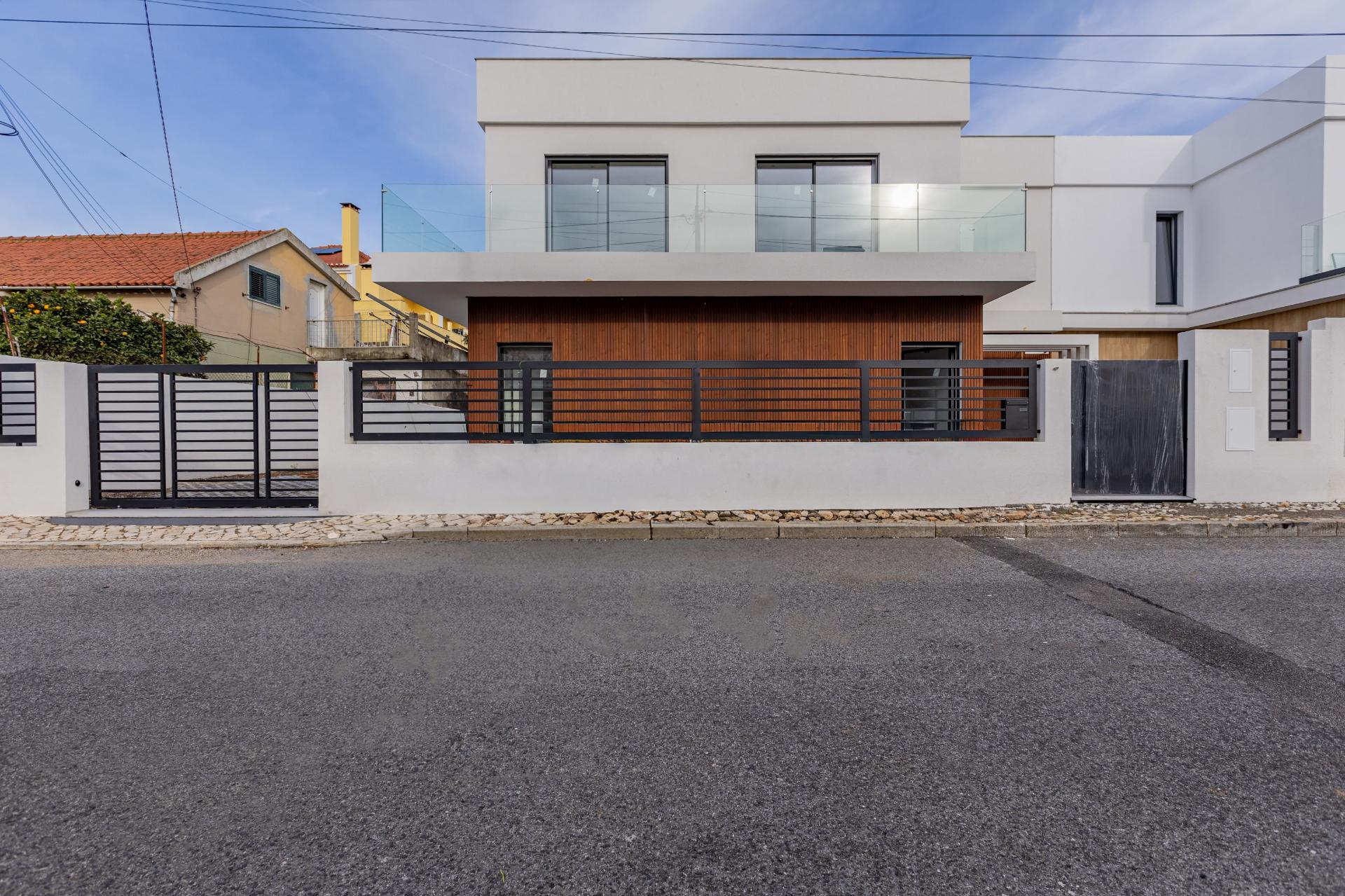 Elegante Moradia T3 + 1 Recém-Construída, Três Suites, Acabamentos Premium e Jardim Privativo