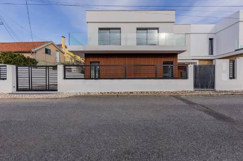 Elegante Moradia T3 + 1 Recém-Construída, Três Suites, Acabamentos Premium e Jardim Privativo