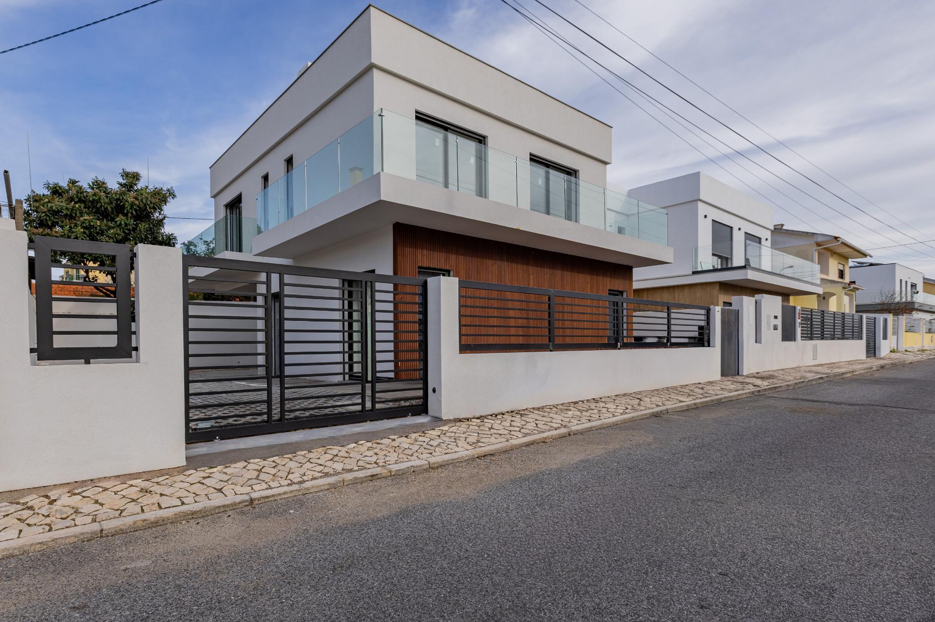 Elegante Moradia T3 + 1 Recém-Construída, Três Suites, Acabamentos Premium e Jardim Privativo