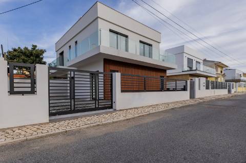 Elegante Moradia T3 + 1 Recém-Construída, Três Suites, Acabamentos Premium e Jardim Privativo