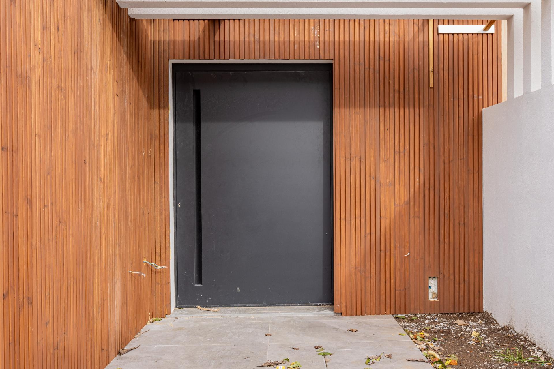 Elegante Moradia T3 + 1 Recém-Construída, Três Suites, Acabamentos Premium e Jardim Privativo