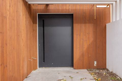 Elegante Moradia T3 + 1 Recém-Construída, Três Suites, Acabamentos Premium e Jardim Privativo