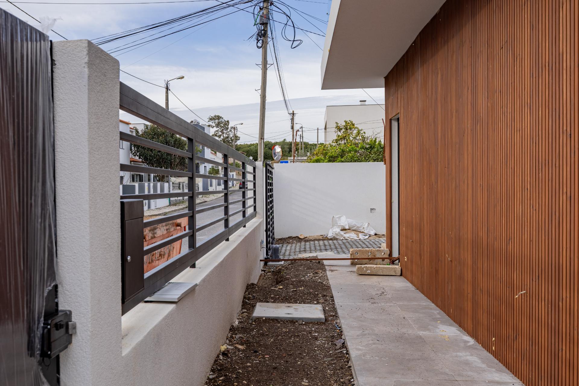 Elegante Moradia T3 + 1 Recém-Construída, Três Suites, Acabamentos Premium e Jardim Privativo