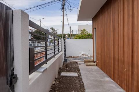 Elegante Moradia T3 + 1 Recém-Construída, Três Suites, Acabamentos Premium e Jardim Privativo