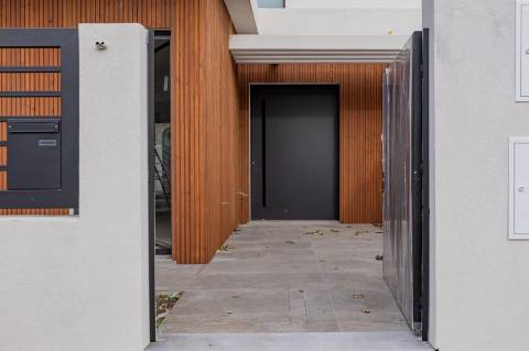 Elegante Moradia T3 + 1 Recém-Construída, Três Suites, Acabamentos Premium e Jardim Privativo