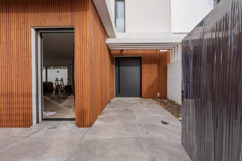 Elegante Moradia T3 + 1 Recém-Construída, Três Suites, Acabamentos Premium e Jardim Privativo