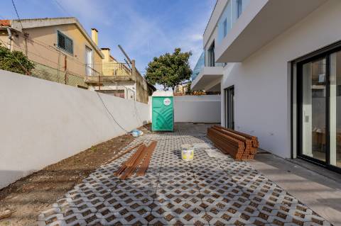 Elegante Moradia T3 + 1 Recém-Construída, Três Suites, Acabamentos Premium e Jardim Privativo