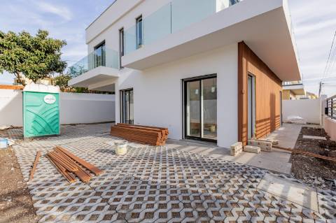 Elegante Moradia T3 + 1 Recém-Construída, Três Suites, Acabamentos Premium e Jardim Privativo