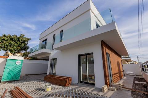 Elegante Moradia T3 + 1 Recém-Construída, Três Suites, Acabamentos Premium e Jardim Privativo